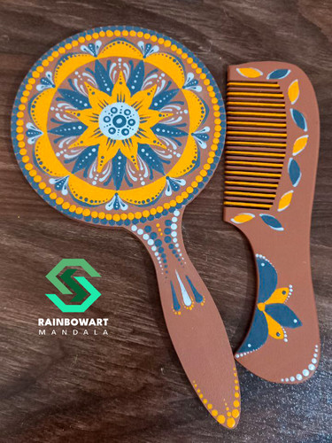 خرید ست شانه و آینه دستی قهوه ای چوبی با نقوش ماندالا و دات ماندالا از فروشگاه رینبوآ رت