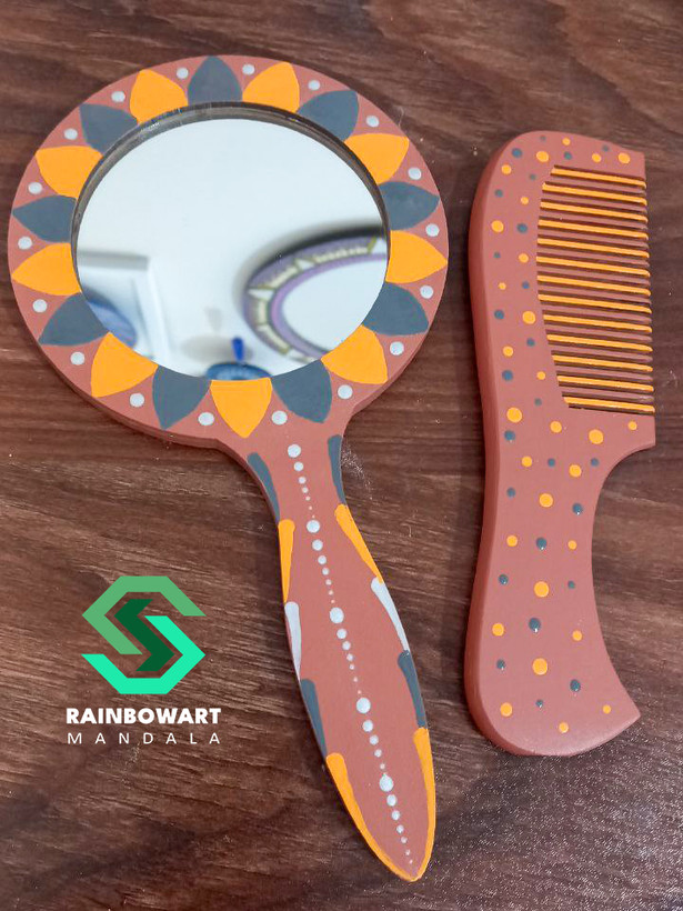 ست شانه و آینه دستی چوبی قهوه ای با نقوش ماندالا و دات ماندالا ساخت شده توسط سهیلا میرزایی