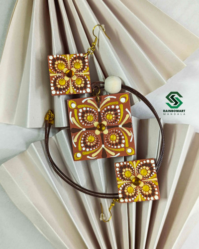 گوشوارههای چوبی مربعی با طراحی ماندالا در رنگهای earthy – محصول دستساز برند RainbowArt