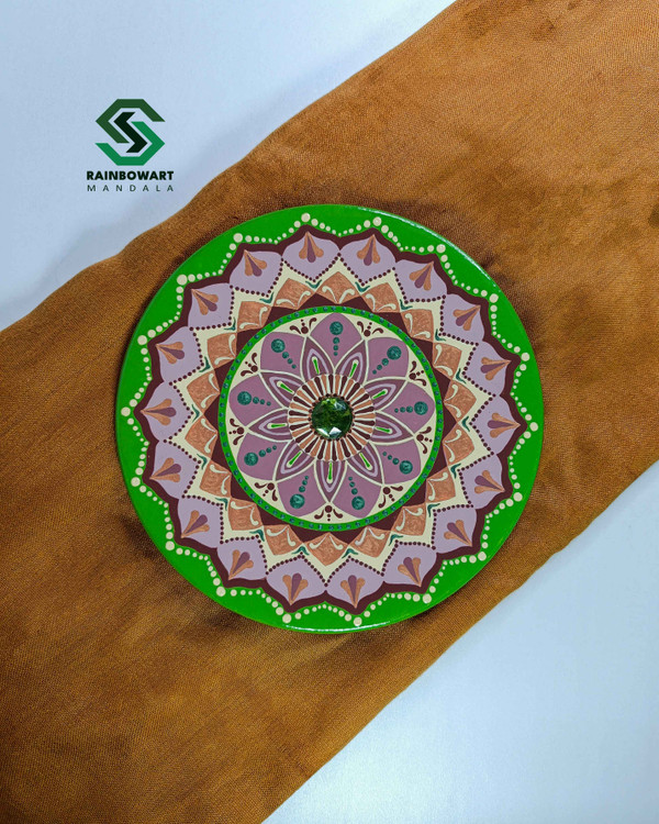 دیوارکوب سفالی مطرح ماندالا و دات ماندالا با نگین سبز تهیه شده توسط سهیلا میرزایی در فروشگاه رینبوآرت