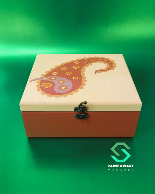 خرید جعبه تی بگ چوبی کرمی با نقوش بته جقه و دات ماندالا از فروشگاه رینبوآرت | گارانتی یکساله | پشتیبانی | ارسال رایگان در رشت